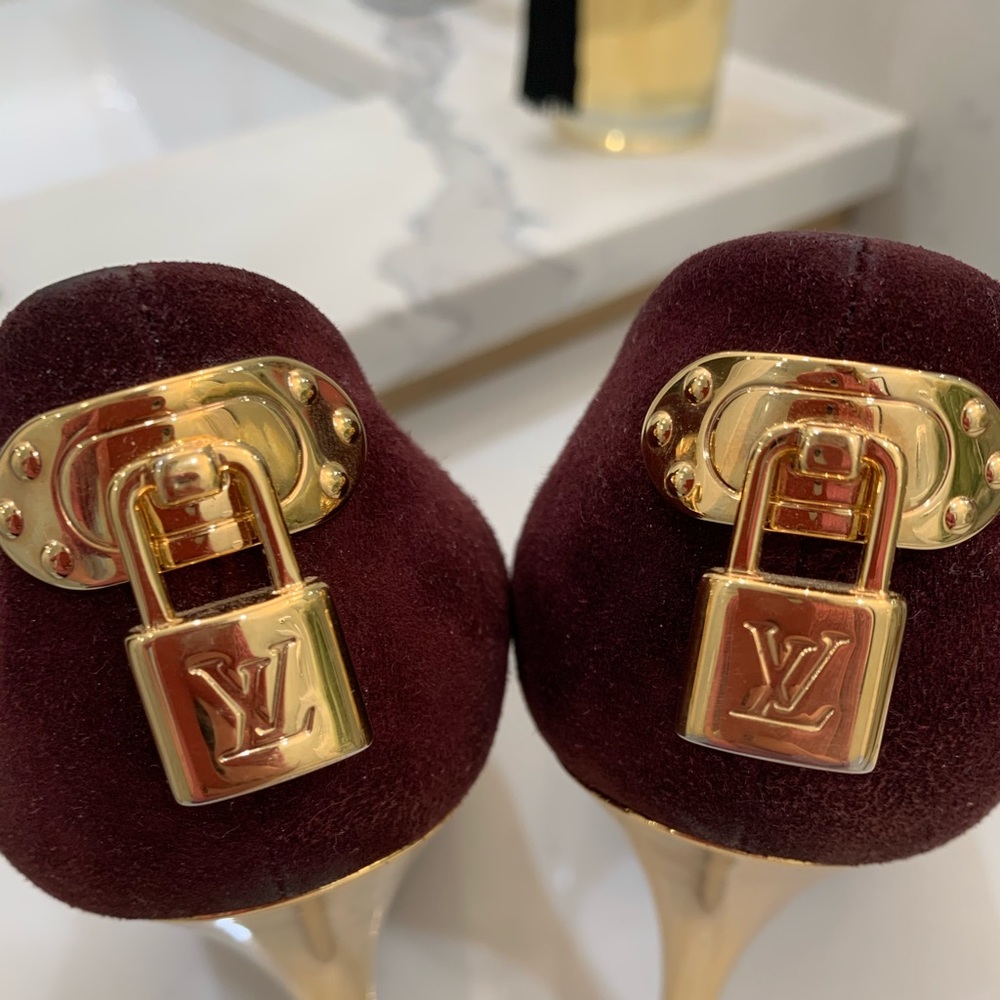 Louis Vuitton Suede Pumps